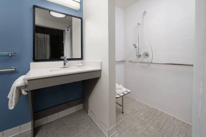 Room 16 of 40